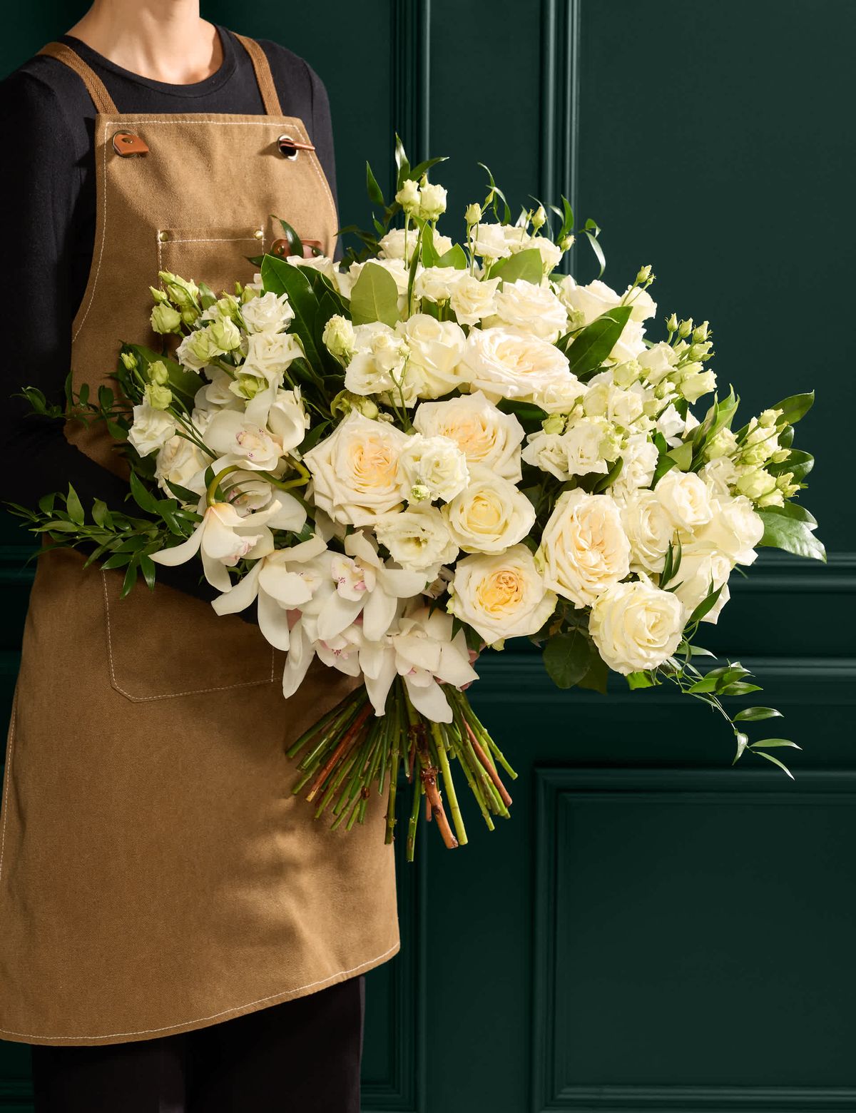 Luxe bloemstuk met rozen en eucalyptus